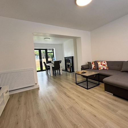 Superb Cozy House In Warrington Villa Buitenkant foto