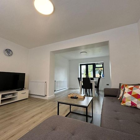 Superb Cozy House In Warrington Villa Buitenkant foto