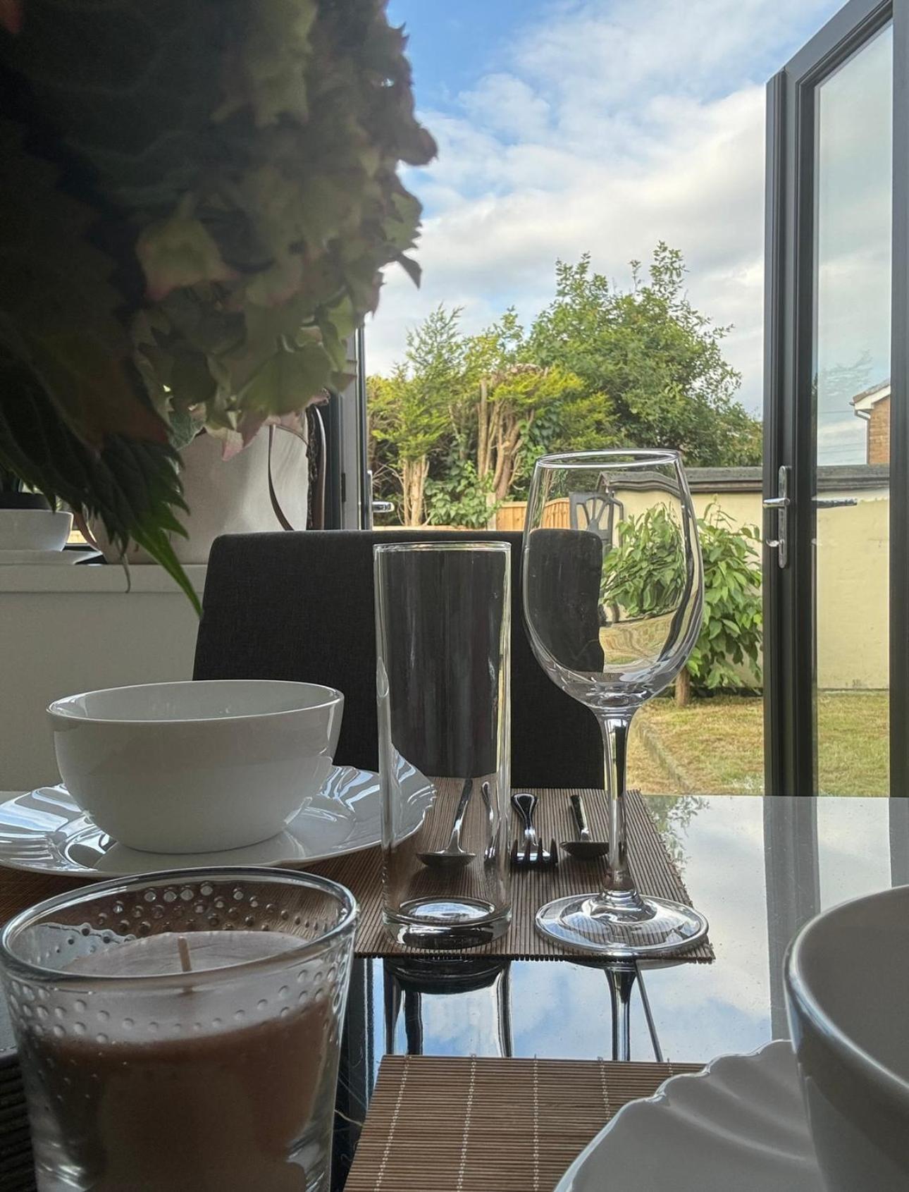 Superb Cozy House In Warrington Villa Buitenkant foto