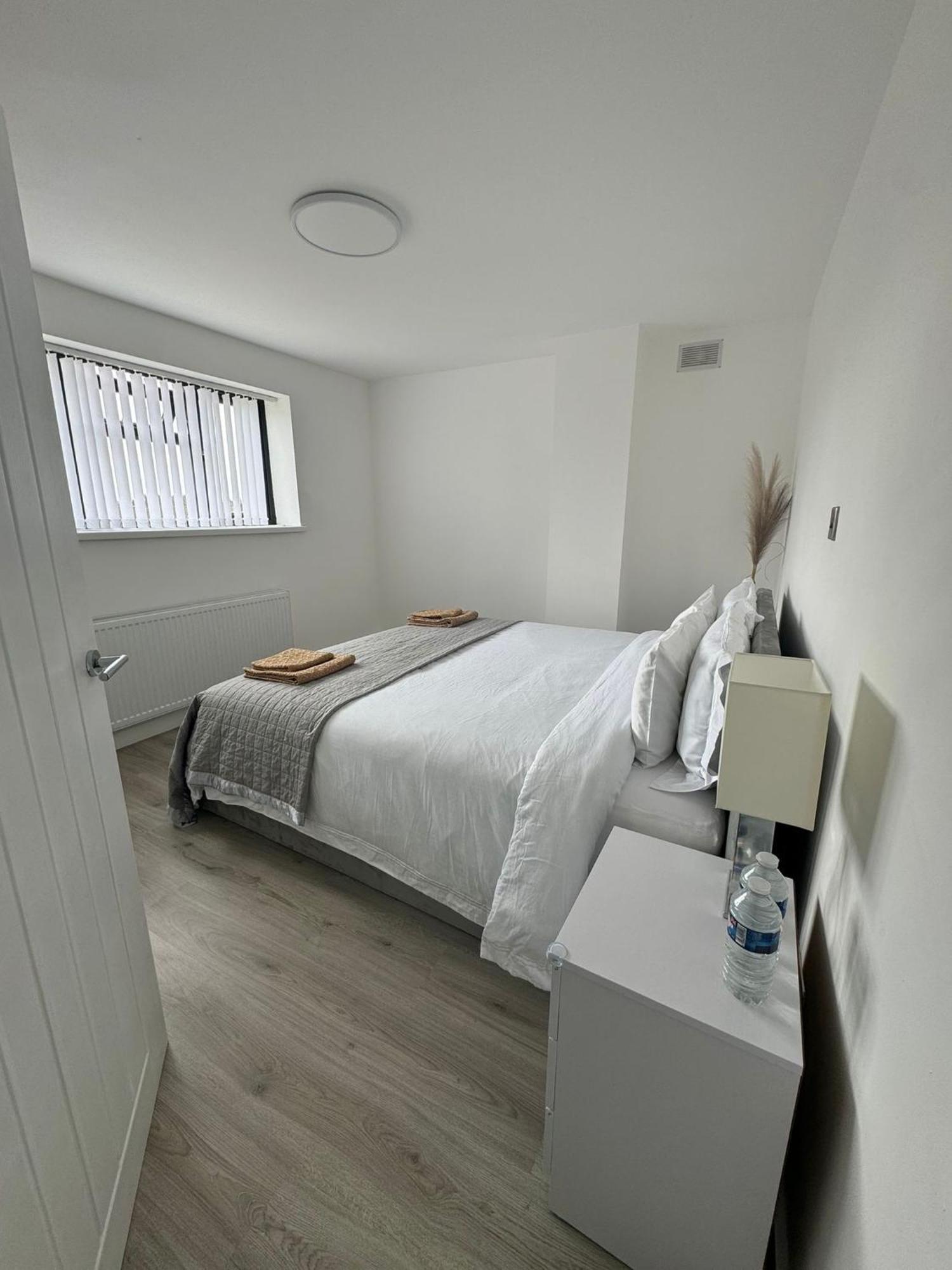 Superb Cozy House In Warrington Villa Buitenkant foto