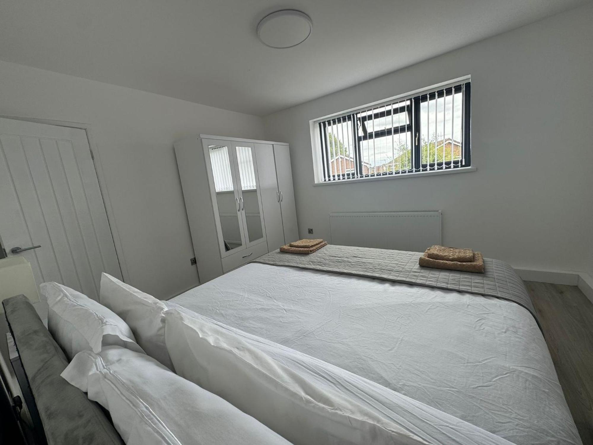 Superb Cozy House In Warrington Villa Buitenkant foto